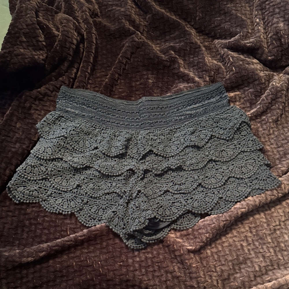 Dark emerald scalloped knit shorts